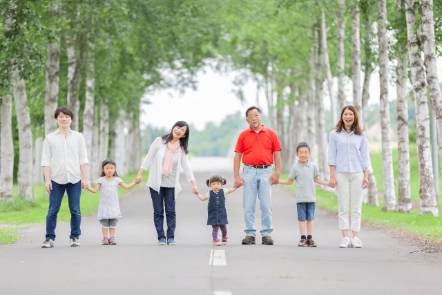 三世代で笑顔の家族(イメージ)