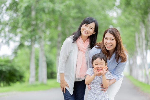 笑顔の親子（イメージ）